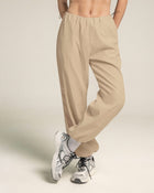 Pantalón largo tiro alto con bolsillos traseros funcionales