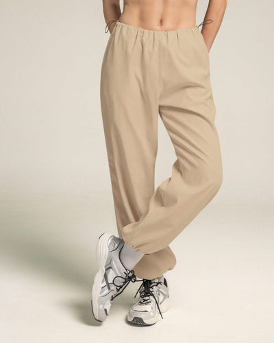 Pantalón largo tiro alto con bolsillos traseros funcionales#color_084-arena