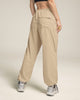 Pantalón largo tiro alto con bolsillos traseros funcionales#color_084-arena