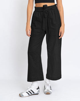 pantalon-tiro-alto-bota-amplia-con-elastico-en-cintura#color_700-negro