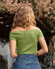 camiseta-crop-top-cuello-bandeja#color_624-verde
