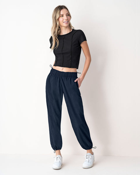 Camiseta crop top con costuras expuestas decorativas#color_700-negro