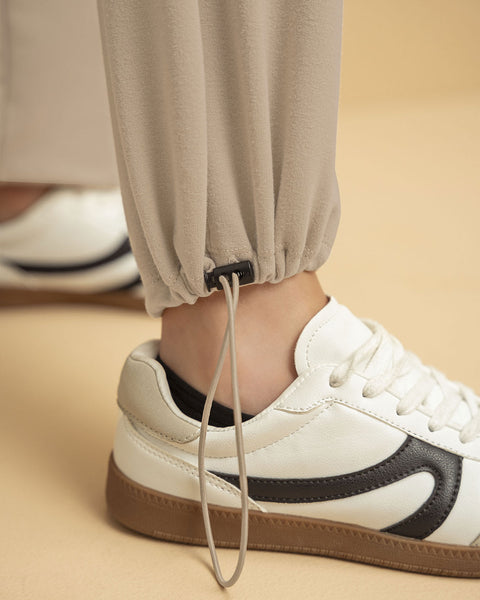 Pantalón cargo con bota elástica#color_084-arena