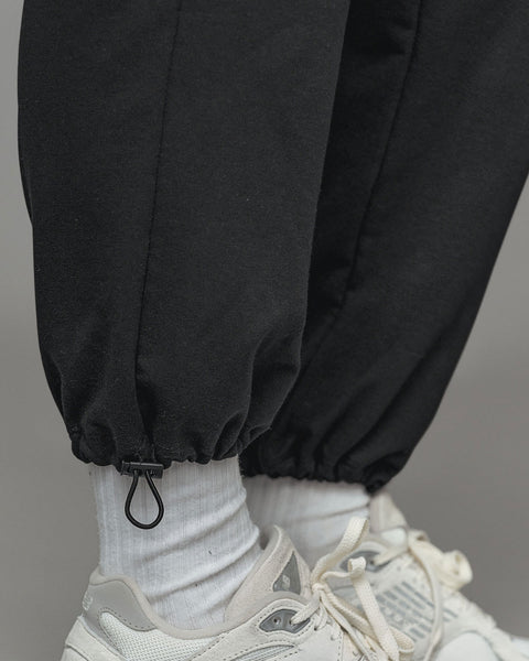 Pantalón cargo con bota elástica#color_773-negro