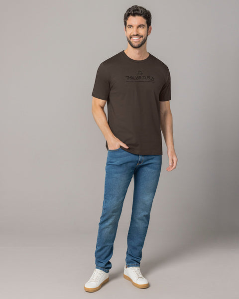 Camiseta manga corta con estampado localizado y cuello redondo#color_800-cafe