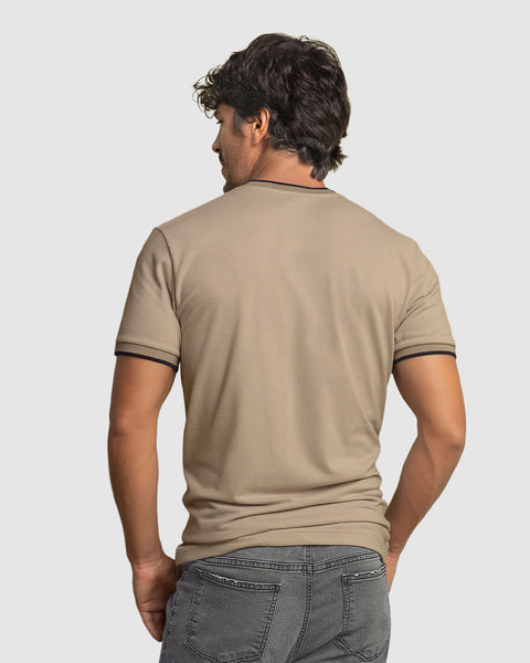 camiseta-con-cuello-henley-y-perilla-funcional#color_084-arena