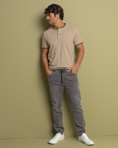 camiseta-con-cuello-henley-y-perilla-funcional#color_084-arena