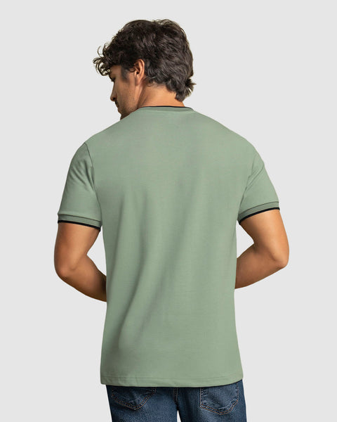 camiseta-con-cuello-henley-y-perilla-funcional#color_600-verde-claro