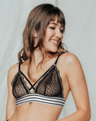Bralette triangular en encaje con base deportiva y tiras cruzadas