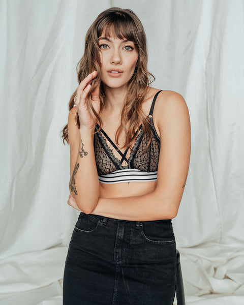 Bralette triangular en encaje con base deportiva y tiras cruzadas#color_074-negro