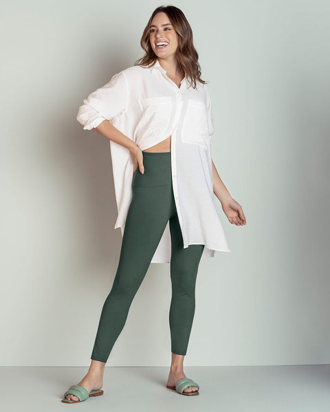 Legging de control con short interno levanta cola#color_661-verde-oscuro