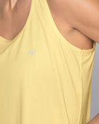 Camiseta deportiva de secado rápido y silueta semiajustada para mujer