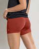 Short corto deportivo ajustado y ligero con cómodo elástico en cintura#color_222-terracota