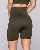 Short ciclista sin costuras con control suave de abdomen#color_695-verde-oscuro