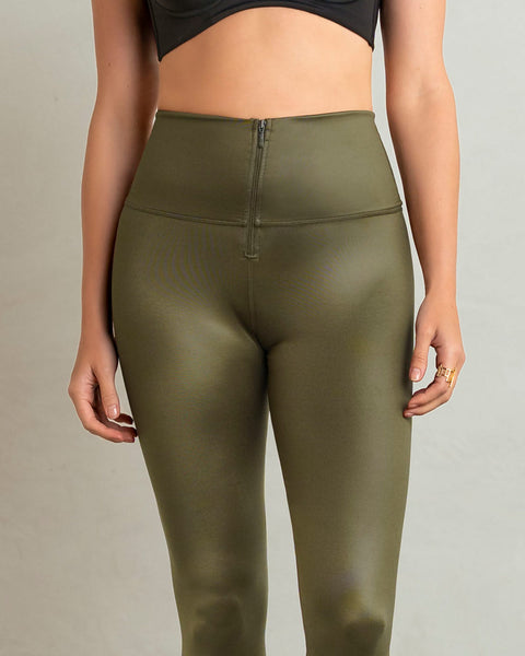 Leggings con acabado imitación cuero con control de abdomen#color_617-verde-militar