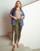 Leggings con acabado imitación cuero con control de abdomen#color_617-verde-militar