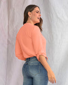 Blusa manga 3/4 silueta semiajustada con perilla funcional