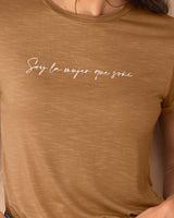 Camiseta manga corta con estampado localizado en el frente#color_835-camel