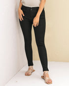 Skinny jean con bolsillos funcionales para mujer