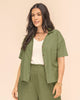 Blusa manga corta con cuello camisero#color_636-verde