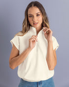 Camiseta manga corta con cuello alto y cierre frontal